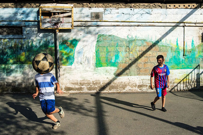 30 Times This Photographer Captured The Unfiltered Moments Of Daily Life (New Pics)