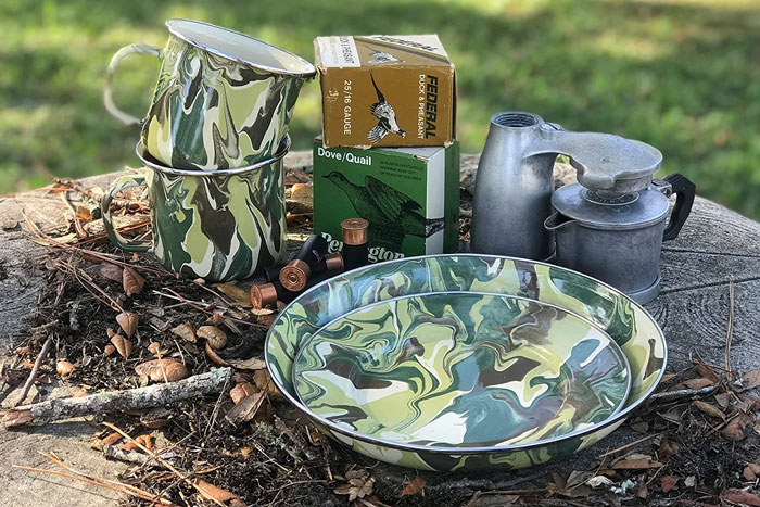 Cups and plates for the hunters 