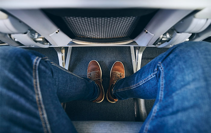 Tall Guy Doesn't Fit In Plane Seat Comfortably, Drama Ensues After Woman Tries To Recline Her Seat Tall Guy Doesn't Fit In Plane Seat Comfortably, Drama Ensues After Woman Tries To Recline Her Seat
