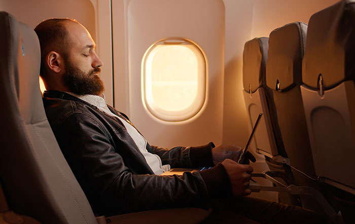 Tall Guy Doesn't Fit In Plane Seat Comfortably, Drama Ensues After Woman Tries To Recline Her Seat Tall Guy Doesn't Fit In Plane Seat Comfortably, Drama Ensues After Woman Tries To Recline Her Seat