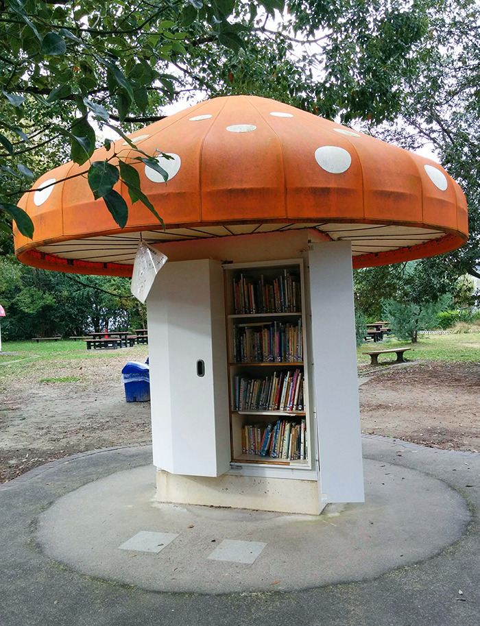 Estos "hongos" en un parque son armarios llenos de libros para que los niños lean