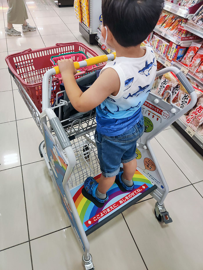 Este carrito de la compra tiene un lugar para que los niños se queden de pie mientras los padres empujan