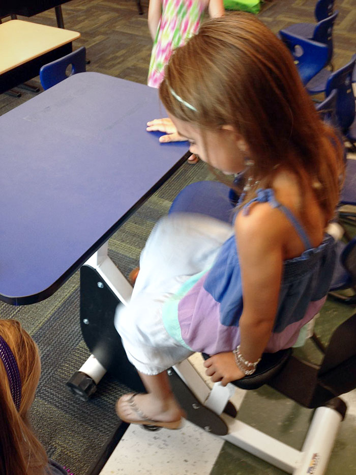 La clase de primero de primaria de mi hija tiene pupitres con pedales para que los niños puedan moverse mientras aprenden
