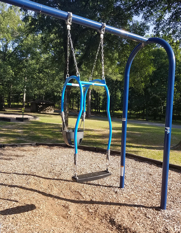 Este parque tiene un columpio en el que padres e hijos pueden columpiarse a la vez