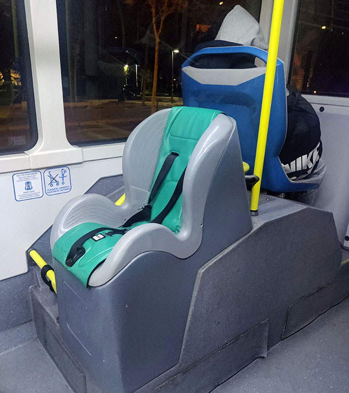 Han incorporado asientos para niños en el autobús de Madrid