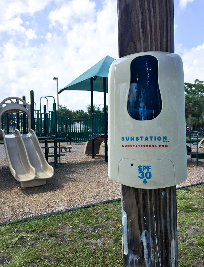 Este parque infantil tiene un dispensador de protector solar para niños
