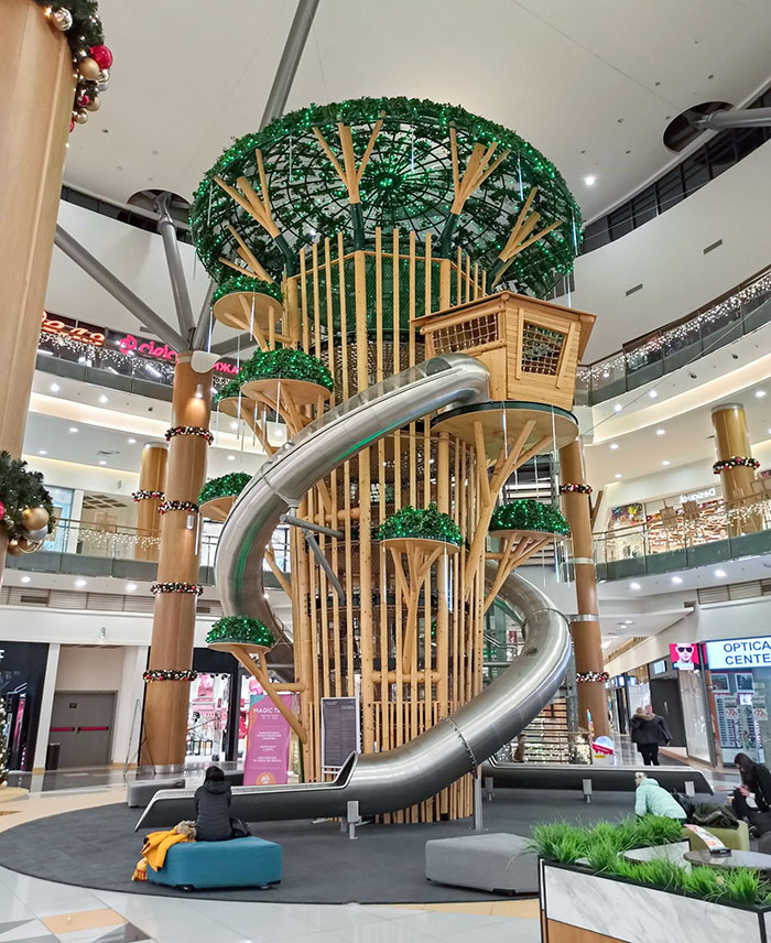 Un centro comercial de mi ciudad tiene un árbol artificial gigante para que jueguen los niños