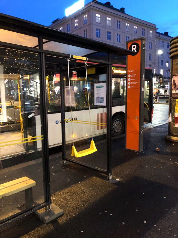 Este columpio para niños esperando en la parada de autobús en Bergen, Noruega