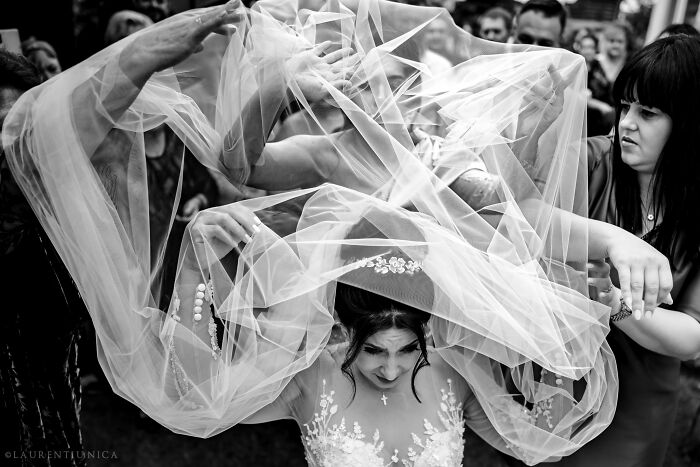 40 Unforgettable Moments Captured At The Weddings In Black And White