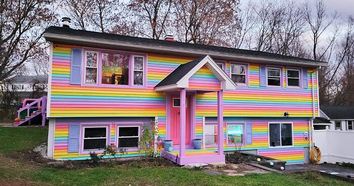 This Online Group Calls Out Weird Homes, And Here Are 30 Of The Most Memorable Ones
