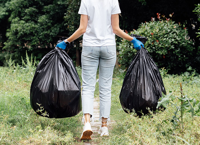 Woman Gets Petty Revenge On Trashy Neighbors By Making Sure No One Picks Up Their Smelly And Very Full Trash Cans Woman Gets Petty Revenge On Trashy Neighbors By Making Sure No One Picks Up Their Smelly And Very Full Trash Cans