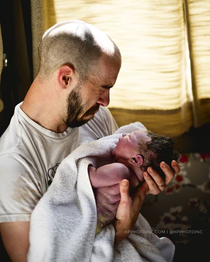 This Photographer Captures The Genuine Emotions Of Parents-To-Be At Birth (28 New Pics)