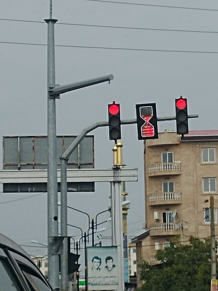 Este reloj de arena entre los semáforos