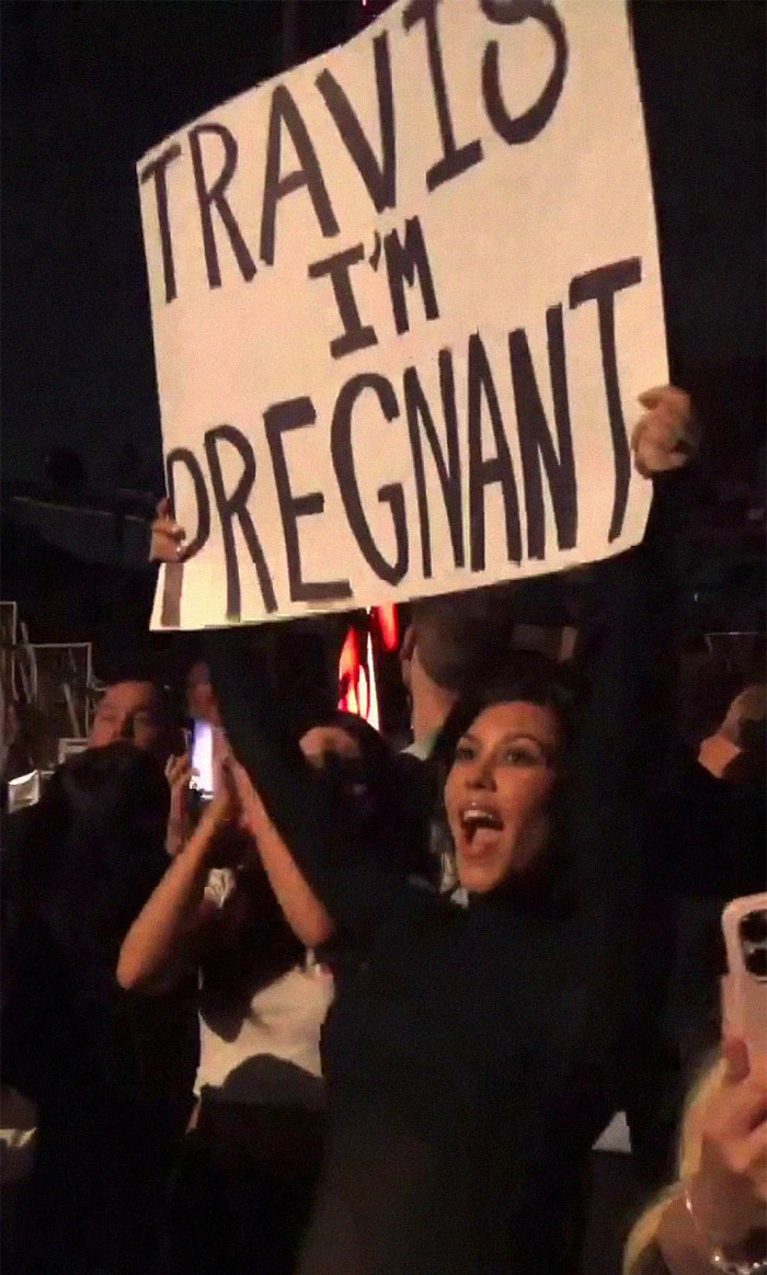 44-Year-Old Kourtney Kardashian Announces Her Pregnancy At Blink-182 Concert And Shows Off Her Baby Bump 44-Year-Old Kourtney Kardashian Announces Her Pregnancy At Blink-182 Concert And Shows Off Her Baby Bump