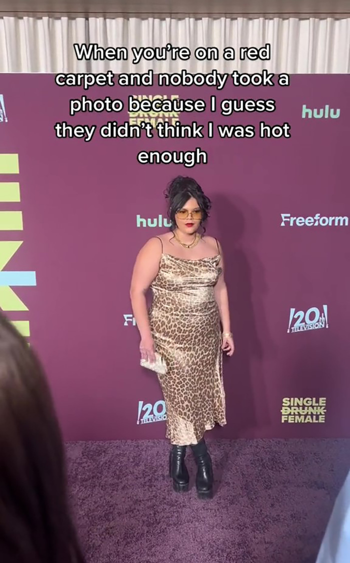 Influencer Gets To Leave Disappointed After Photographers On A Red Carpet Didn’t Take Her Picture Despite Her Striking Various Poses