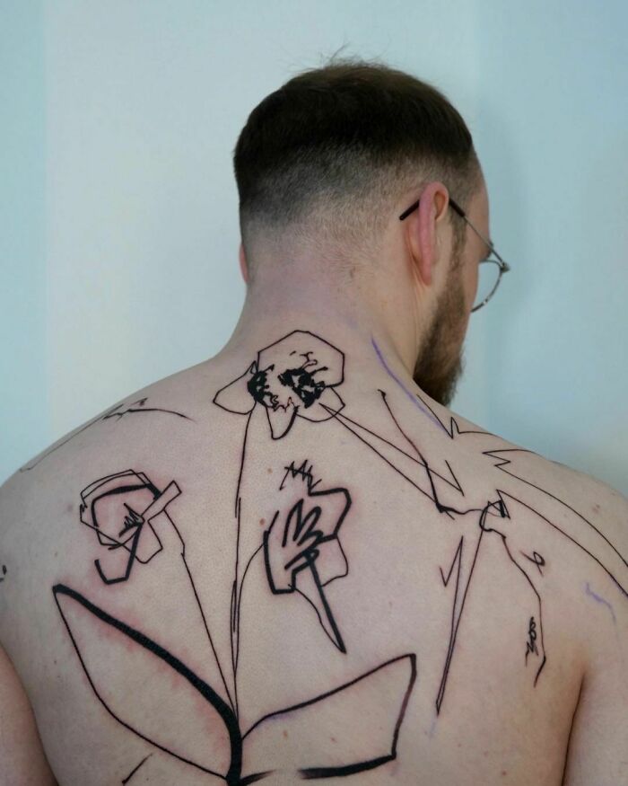 Tattoo artist's abstract back piece, gaining 2.5M viral views for unexpected reasons. Tattoo artist's abstract back piece, gaining 2.5M viral views for unexpected reasons.