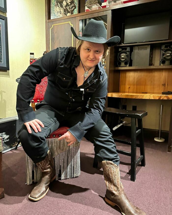 Lewis Capaldi Apologizes To Fans As He Battles Tics During The Show, And The Crowd’s Response Is Amazing Lewis Capaldi Apologizes To Fans As He Battles Tics During The Show, And The Crowd’s Response Is Amazing