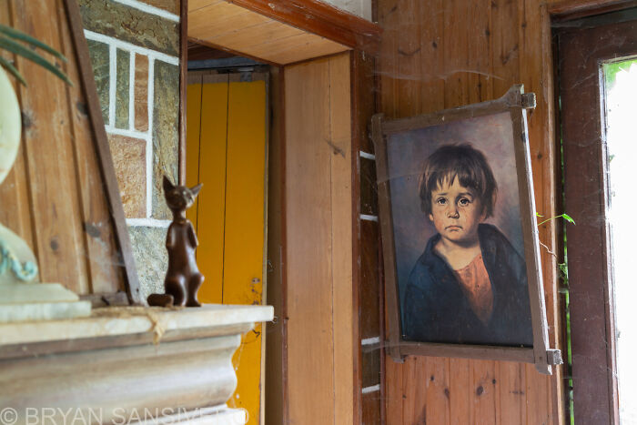 The Dark Past Of This Abandoned House Made Me Visit And Photograph It (15 Pics) The Dark Past Of This Abandoned House Made Me Visit And Photograph It (15 Pics)