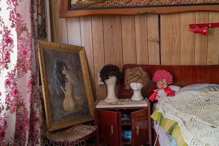 The Dark Past Of This Abandoned House Made Me Visit And Photograph It (15 Pics) The Dark Past Of This Abandoned House Made Me Visit And Photograph It (15 Pics)