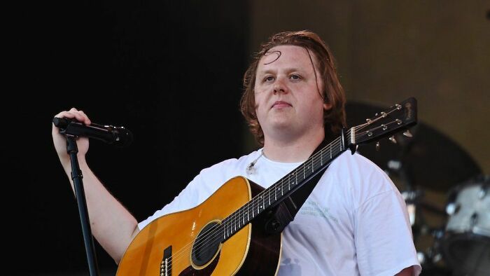 Lewis Capaldi Apologizes To Fans As He Battles Tics During The Show, And The Crowd’s Response Is Amazing Lewis Capaldi Apologizes To Fans As He Battles Tics During The Show, And The Crowd’s Response Is Amazing