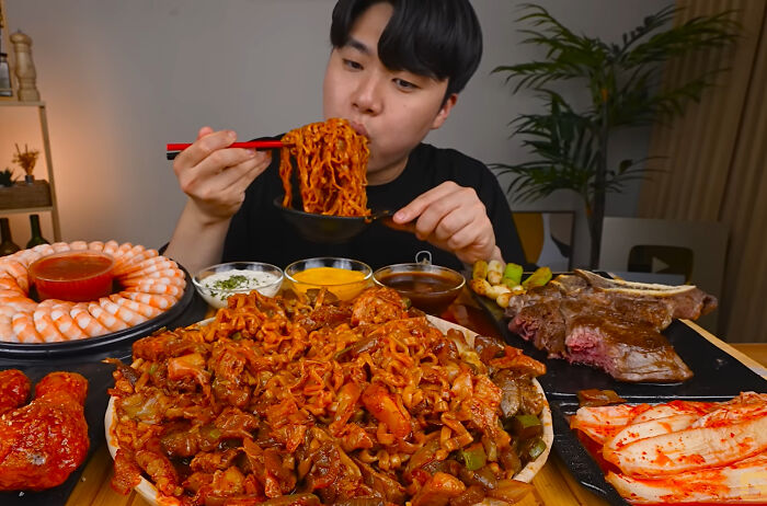 "What Was The Worst Trend That Has Ever Existed?" (30 Replies)