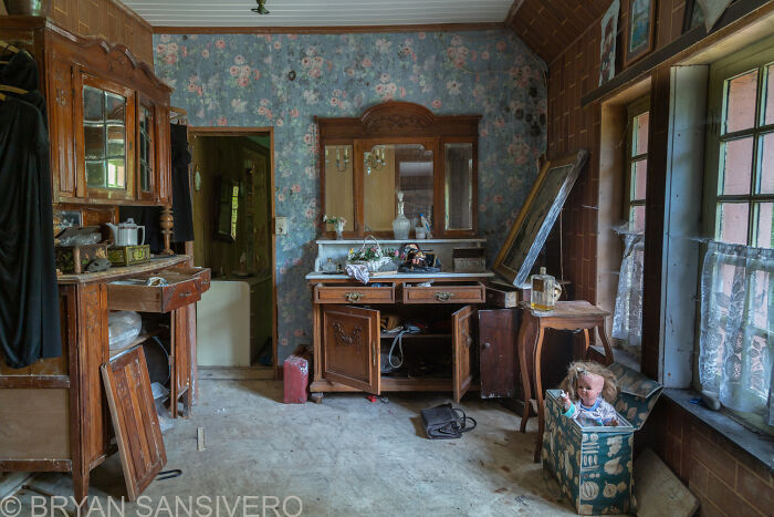 The Dark Past Of This Abandoned House Made Me Visit And Photograph It (15 Pics)