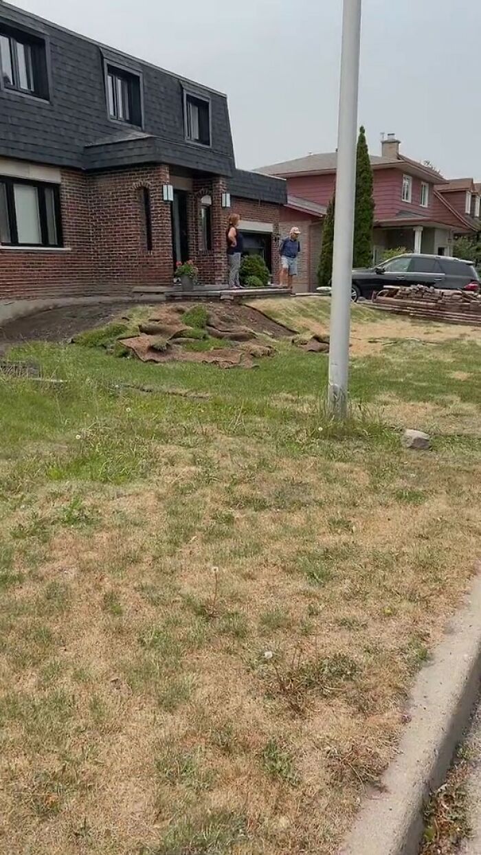 “We’ve Already Called The Police”: Customer Refuses To Pay For Her Grass, Landscapers Come And Rip It All Up “We’ve Already Called The Police”: Customer Refuses To Pay For Her Grass, Landscapers Come And Rip It All Up