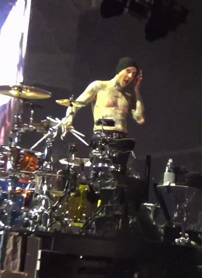 44-Year-Old Kourtney Kardashian Announces Her Pregnancy At Blink-182 Concert And Shows Off Her Baby Bump 44-Year-Old Kourtney Kardashian Announces Her Pregnancy At Blink-182 Concert And Shows Off Her Baby Bump