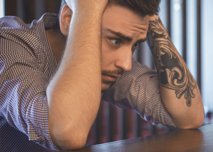 Man Hits On A Woman Without Knowing She's Trans, She Shuts Him Down In A Brilliant Way Man Hits On A Woman Without Knowing She's Trans, She Shuts Him Down In A Brilliant Way