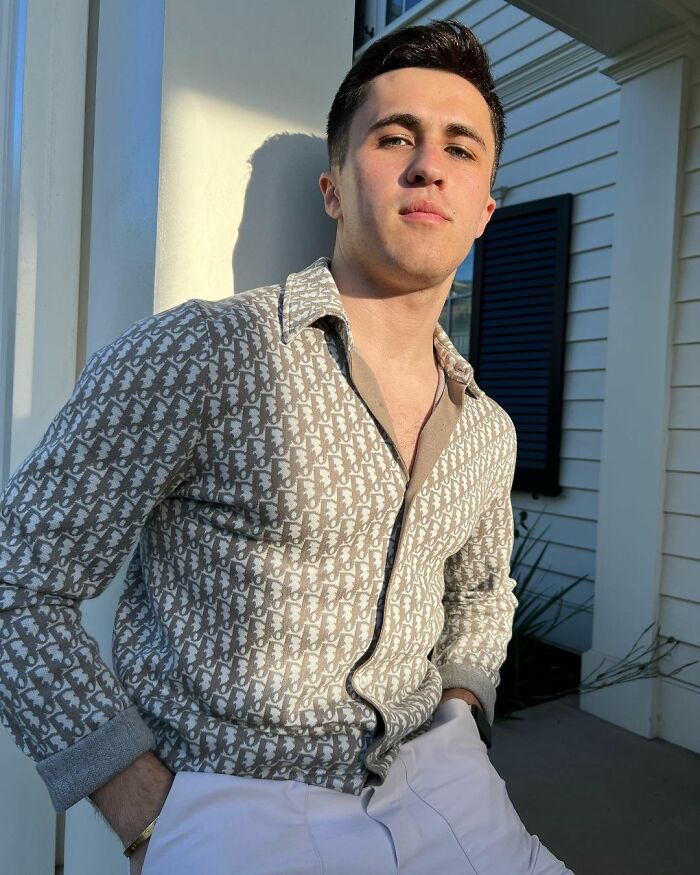 Man Sits In The Wrong Seat, Accidentally Plays Titanic Music Out Loud And Realizes Kate Winslet Is Sitting Next To Him Man Sits In The Wrong Seat, Accidentally Plays Titanic Music Out Loud And Realizes Kate Winslet Is Sitting Next To Him