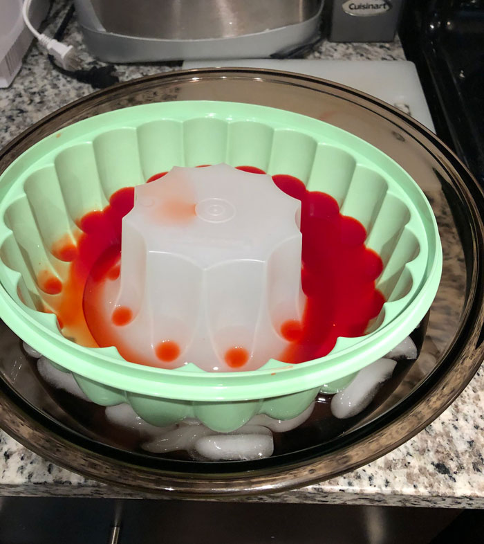 Man Helps A Random Customer Who Happens To Be “The Least Romantic Man On The Planet” Pleasantly Surprise His Wife With A Thoughtful Gift Man Helps A Random Customer Who Happens To Be “The Least Romantic Man On The Planet” Pleasantly Surprise His Wife With A Thoughtful Gift