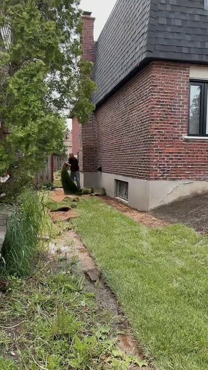 “We’ve Already Called The Police”: Customer Refuses To Pay For Her Grass, Landscapers Come And Rip It All Up “We’ve Already Called The Police”: Customer Refuses To Pay For Her Grass, Landscapers Come And Rip It All Up