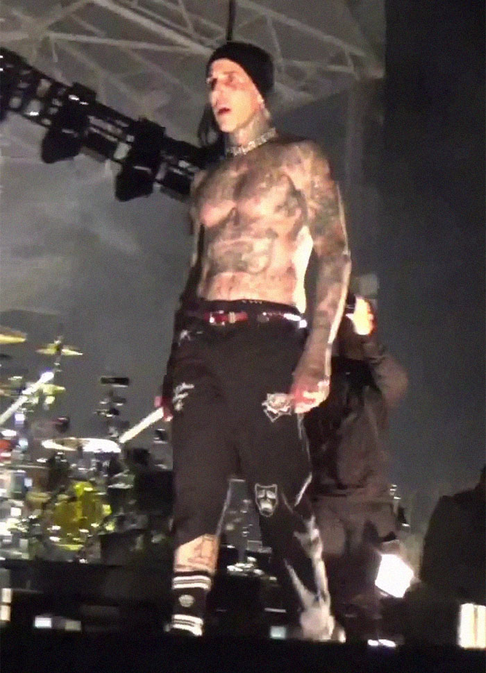 44-Year-Old Kourtney Kardashian Announces Her Pregnancy At Blink-182 Concert And Shows Off Her Baby Bump 44-Year-Old Kourtney Kardashian Announces Her Pregnancy At Blink-182 Concert And Shows Off Her Baby Bump