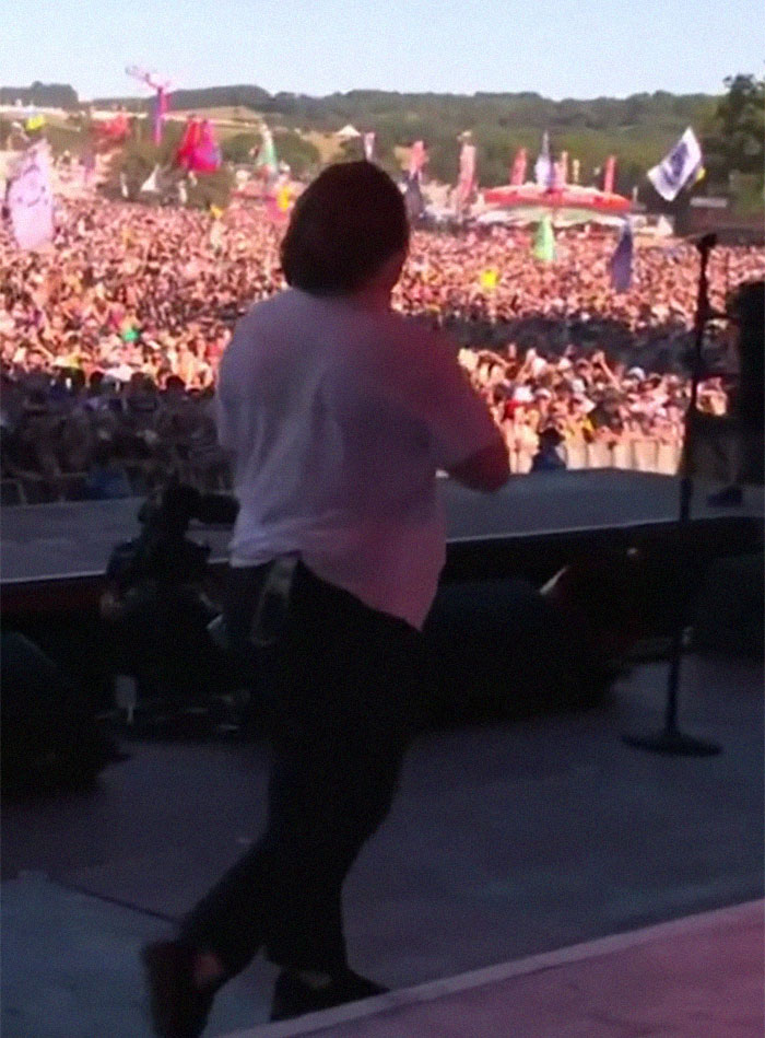 Lewis Capaldi Apologizes To Fans As He Battles Tics During The Show, And The Crowd’s Response Is Amazing Lewis Capaldi Apologizes To Fans As He Battles Tics During The Show, And The Crowd’s Response Is Amazing