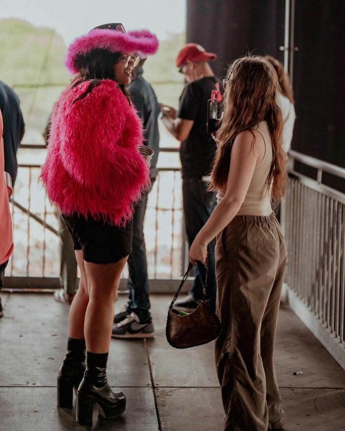 Influencer Gets To Leave Disappointed After Photographers On A Red Carpet Didn’t Take Her Picture Despite Her Striking Various Poses Influencer Gets To Leave Disappointed After Photographers On A Red Carpet Didn’t Take Her Picture Despite Her Striking Various Poses