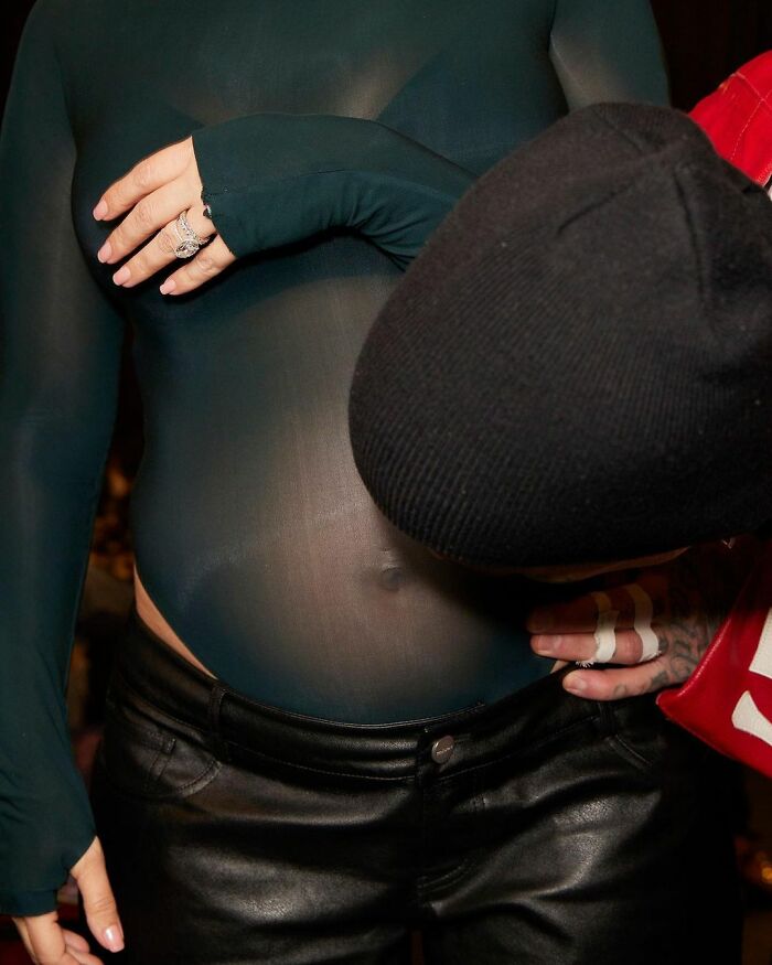 44-Year-Old Kourtney Kardashian Announces Her Pregnancy At Blink-182 Concert And Shows Off Her Baby Bump 44-Year-Old Kourtney Kardashian Announces Her Pregnancy At Blink-182 Concert And Shows Off Her Baby Bump