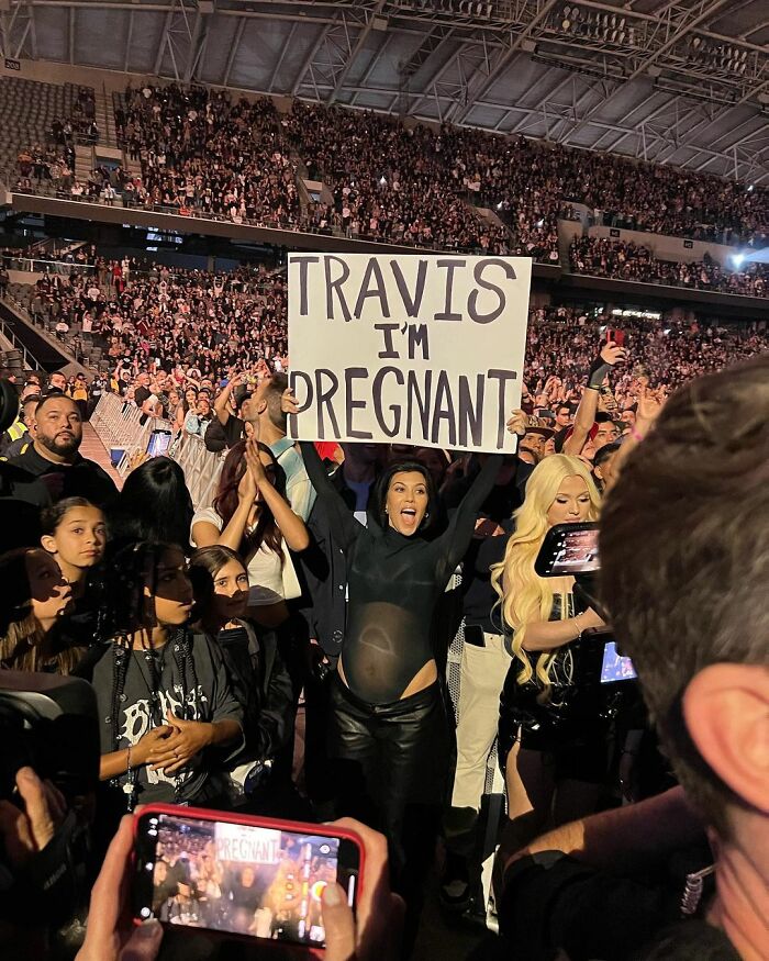 44-Year-Old Kourtney Kardashian Announces Her Pregnancy At Blink-182 Concert And Shows Off Her Baby Bump 44-Year-Old Kourtney Kardashian Announces Her Pregnancy At Blink-182 Concert And Shows Off Her Baby Bump