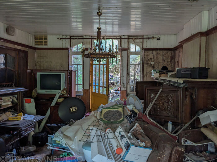 The Dark Past Of This Abandoned House Made Me Visit And Photograph It (15 Pics)