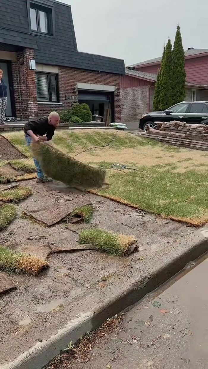 “We’ve Already Called The Police”: Customer Refuses To Pay For Her Grass, Landscapers Come And Rip It All Up “We’ve Already Called The Police”: Customer Refuses To Pay For Her Grass, Landscapers Come And Rip It All Up