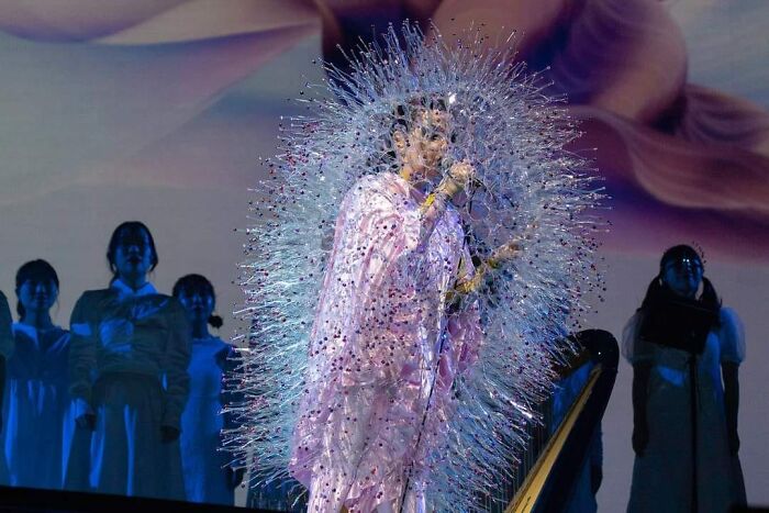  Me encanta Björk, su música es impresionante y entiendo que la moda peculiar es lo suyo, pero se vistió de Covid 