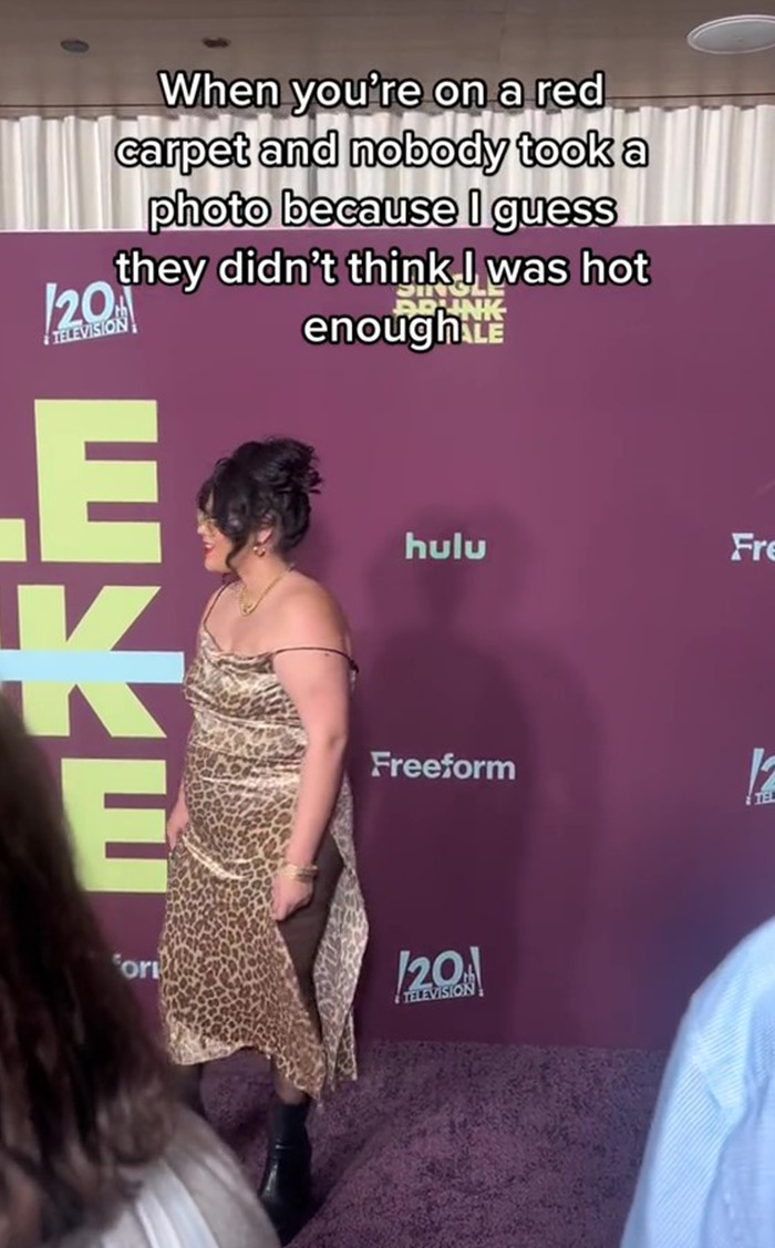 Influencer Gets To Leave Disappointed After Photographers On A Red Carpet Didn’t Take Her Picture Despite Her Striking Various Poses