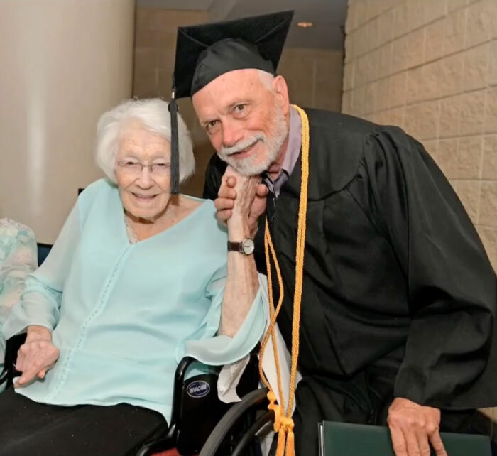 Proud Mum, 99, Witnesses First Of Her Seven Children Graduate College at 72 Proud Mum, 99, Witnesses First Of Her Seven Children Graduate College at 72