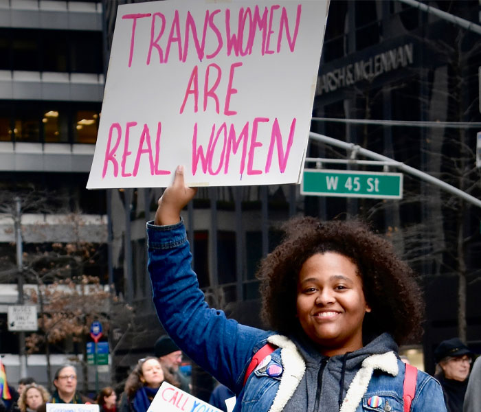 Man Hits On A Woman Without Knowing She's Trans, She Shuts Him Down In A Brilliant Way Man Hits On A Woman Without Knowing She's Trans, She Shuts Him Down In A Brilliant Way