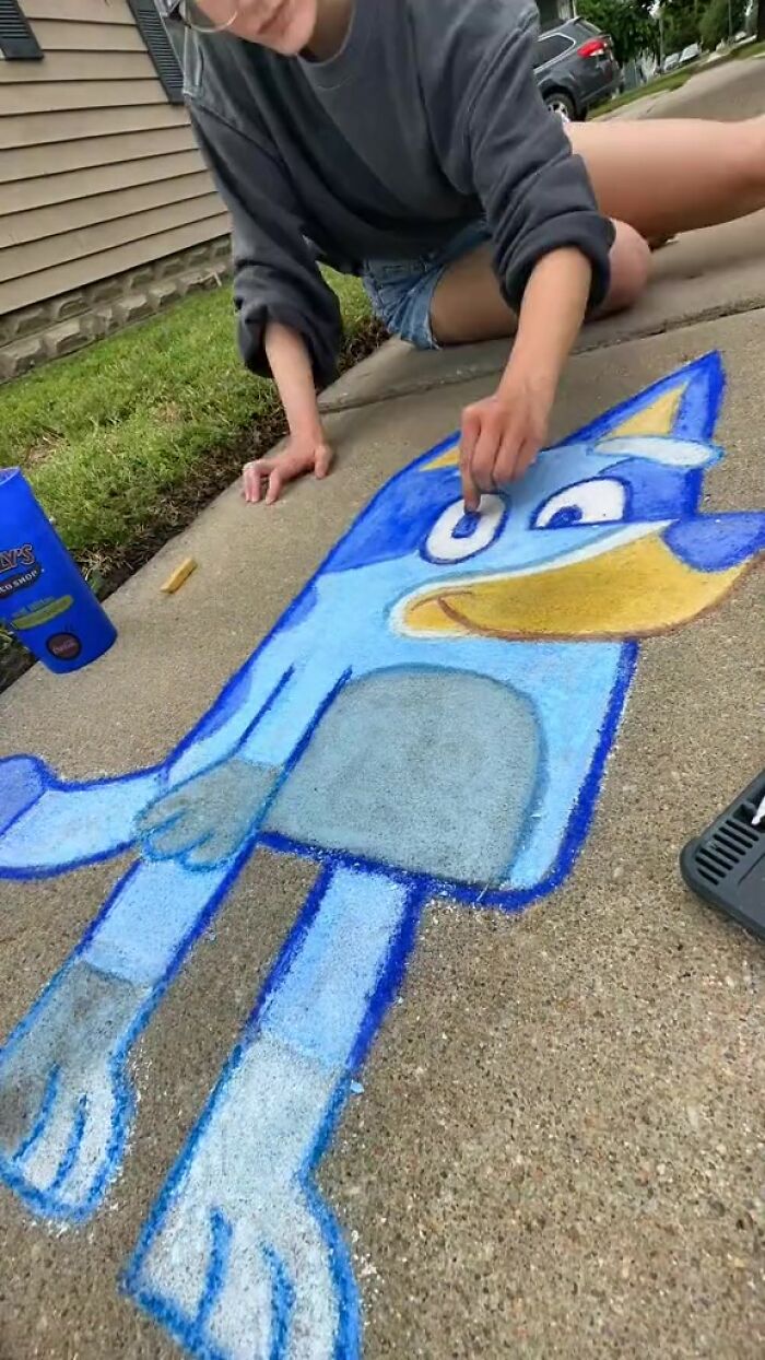 Landlord's Wife Enraged By Tenant's Chalk Artistry Asks Her To Wash It Off, Tenant Stands Her Ground