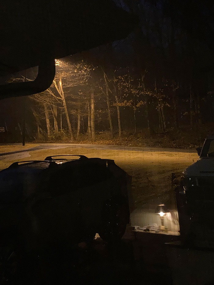 Las vistas desde casa de mi padre por la noche parecen de película de terror