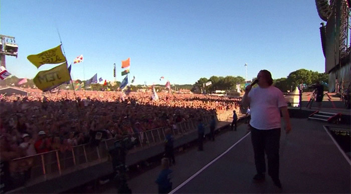 Lewis Capaldi Apologizes To Fans As He Battles Tics During The Show, And The Crowd’s Response Is Amazing
