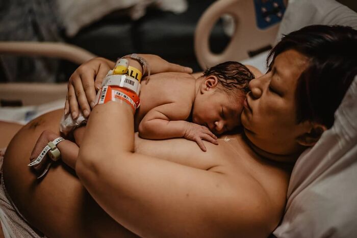 This Photographer Captures The Genuine Emotions Of Parents-To-Be At Birth (28 New Pics)