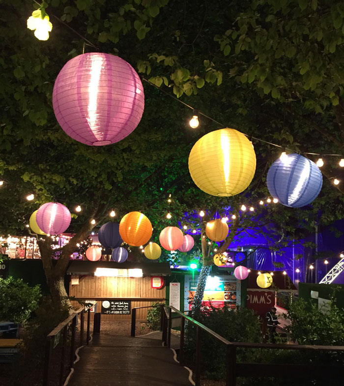 Man Helps A Random Customer Who Happens To Be “The Least Romantic Man On The Planet” Pleasantly Surprise His Wife With A Thoughtful Gift Man Helps A Random Customer Who Happens To Be “The Least Romantic Man On The Planet” Pleasantly Surprise His Wife With A Thoughtful Gift