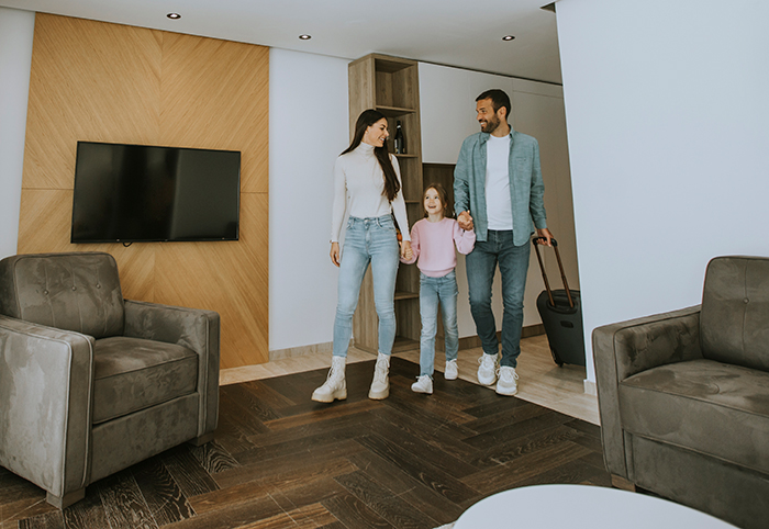 "I Got A Weird Feeling From Her": Family Lose Their $4,000 Airbnb Because Of Shady Owners, Plant Their Revenge Before Leaving "I Got A Weird Feeling From Her": Family Lose Their $4,000 Airbnb Because Of Shady Owners, Plant Their Revenge Before Leaving