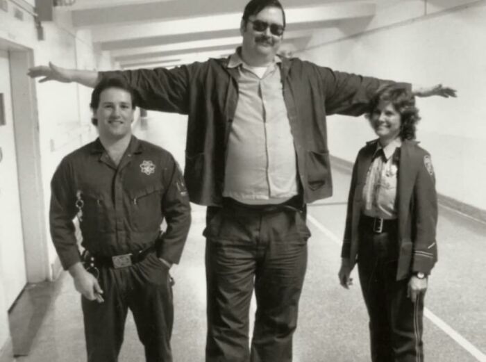Two Prison Guards Posing For A Photo With Ed Kemper, Who Was 6’9 And 300lbs